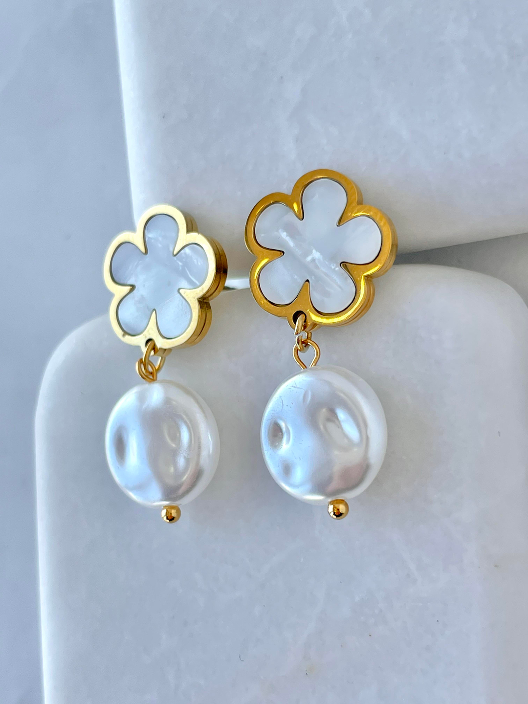 Çelik İnci Sallantılı Sedefli Çiçek Küpe Gold