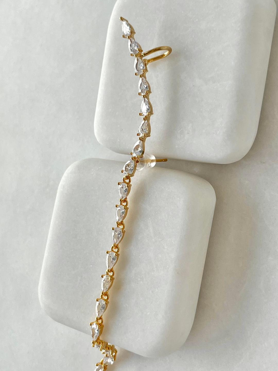 Özel Seri Damla Kristal Sallantılı Kıkırdak Küpe Gold