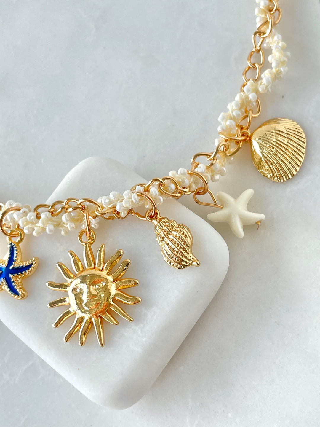 Altın Kaplama Charm Sallantılı Sarmal İnci ve Zincir Kolye Gold