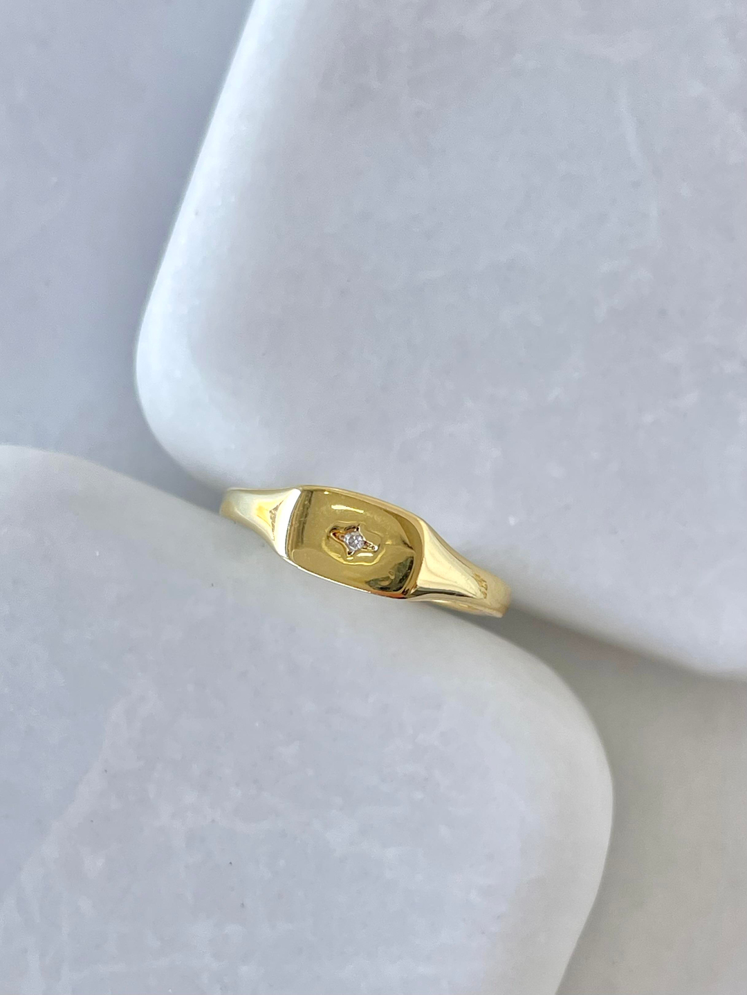 Altın Kaplama Minimal Gömme Taşlı Serçe Parmak Yüzüğü Gold