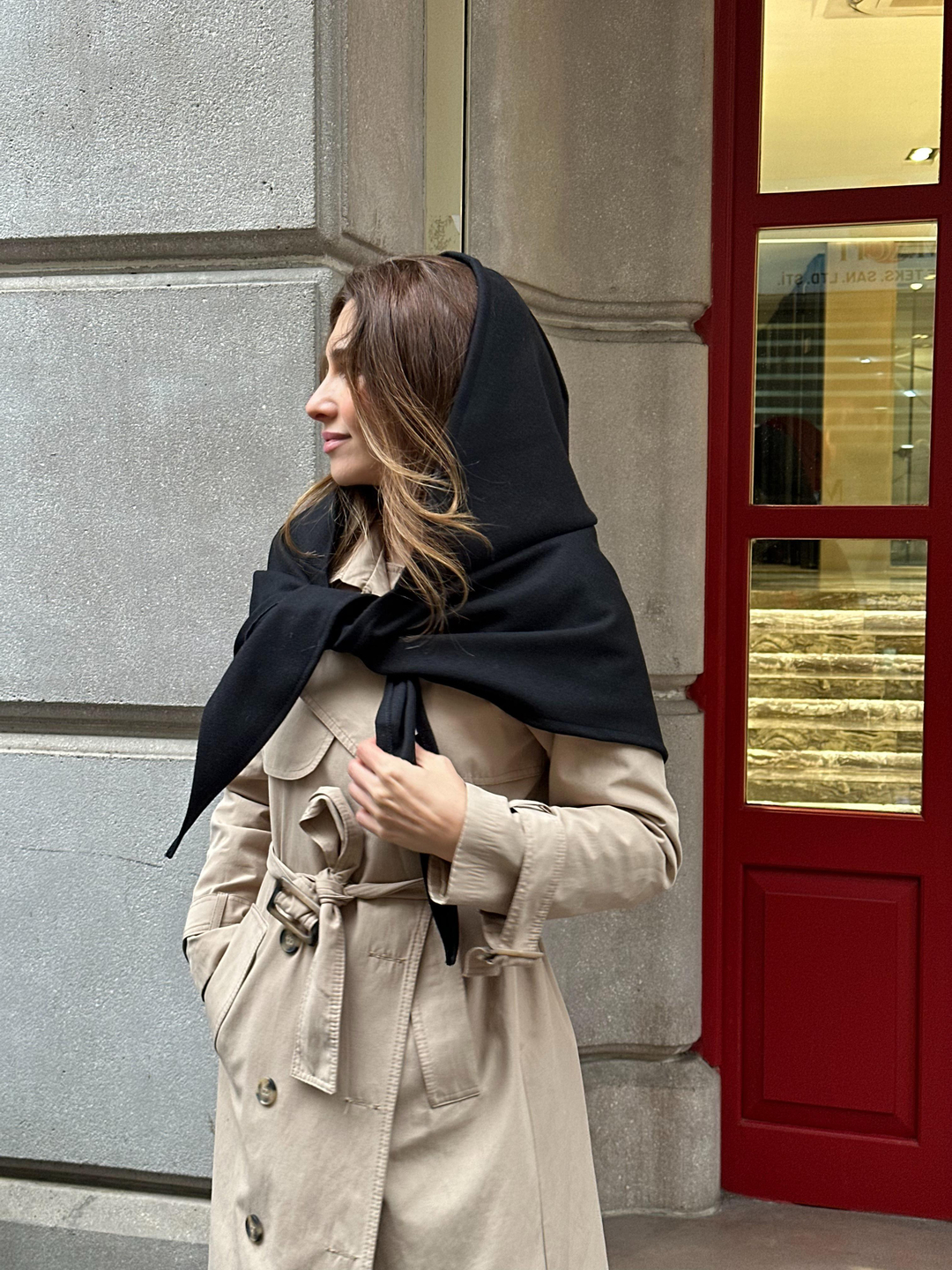 Üçgen Kapüşonlu Omuz Şalı Siyah