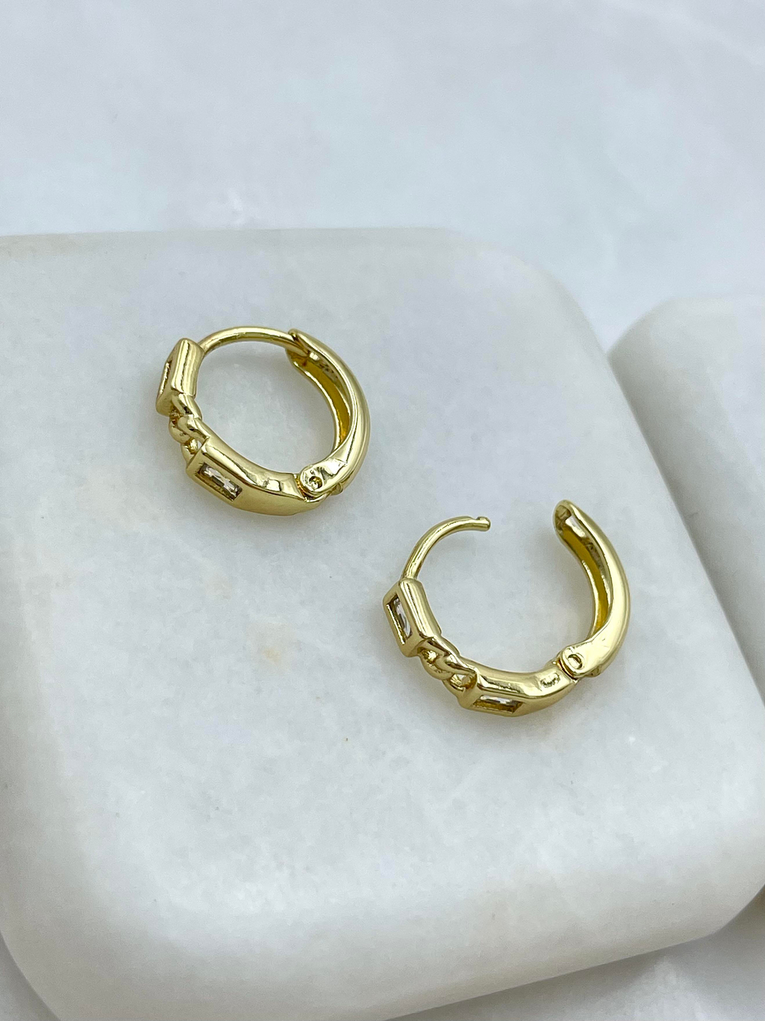 Özel Seri Burgu Model Kare Kristal Taşlı Halka Küpe Gold