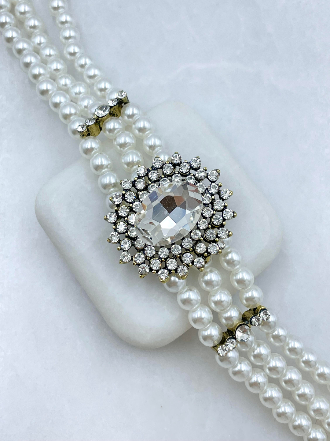 Kristal Taşlı Üç Sıra İnci Choker Kolye Gold