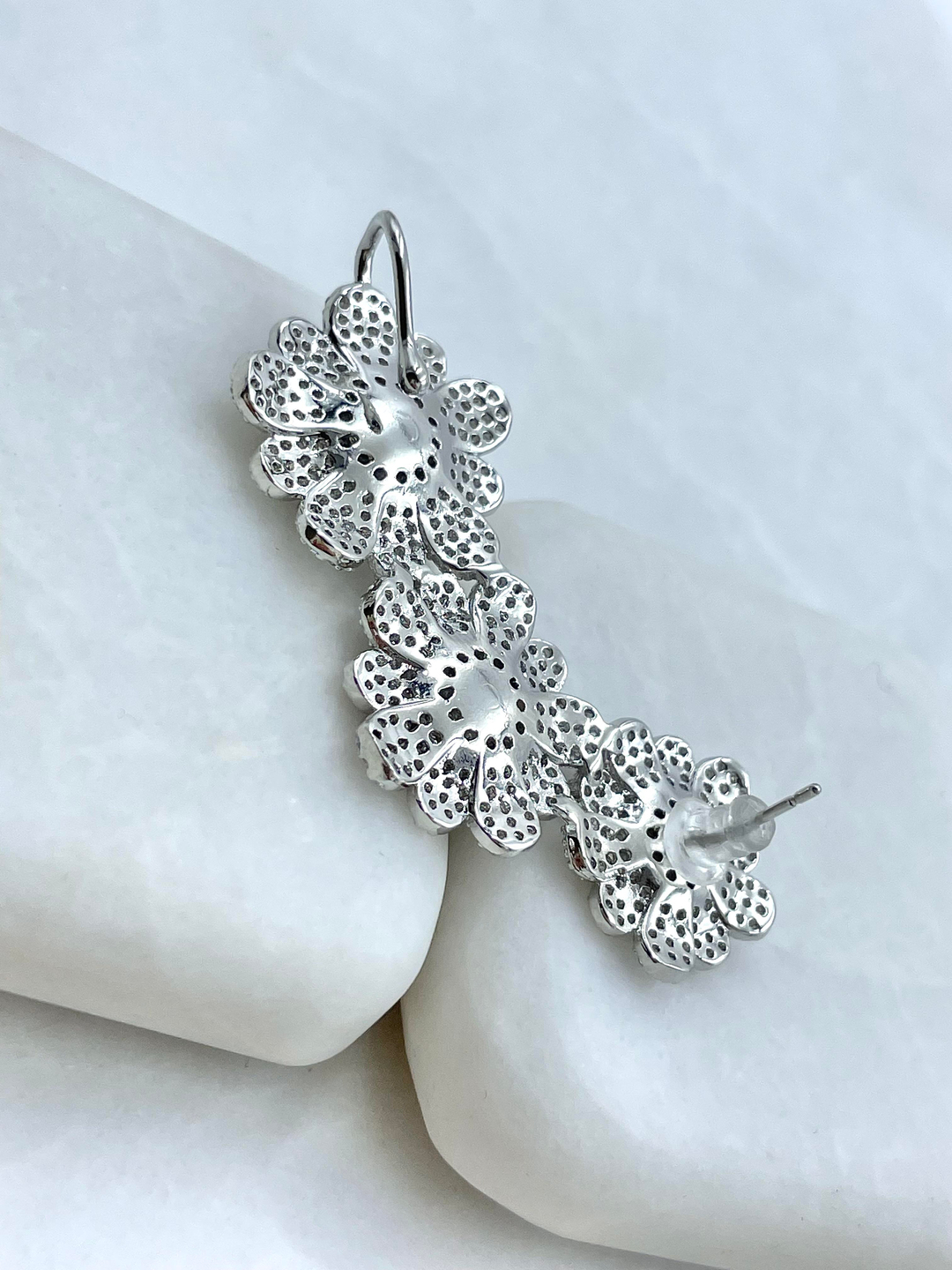 Altın Kaplama Gömme Taşlı ve İncili Üçlü Çiçek Model Kıkırdaklı Küpe Gümüş