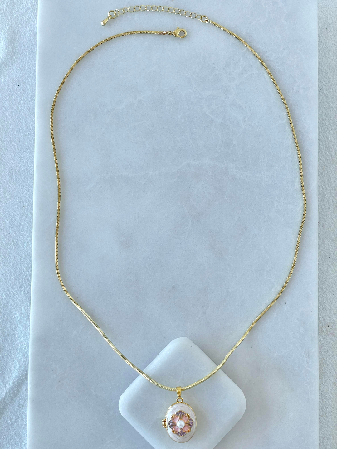 Altın Kaplama İncili Çiçek Model Kapaklı Kolye Ekru