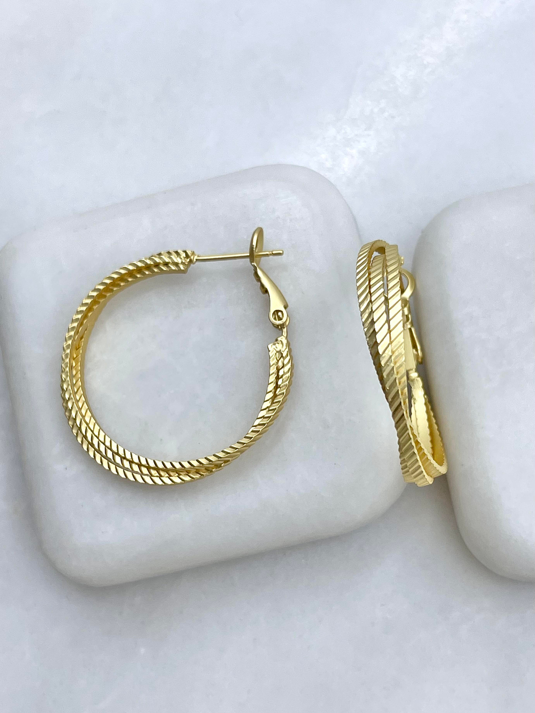 Altın Kaplama Üç Halka Geçişli Mat Küpe 3 cm Gold