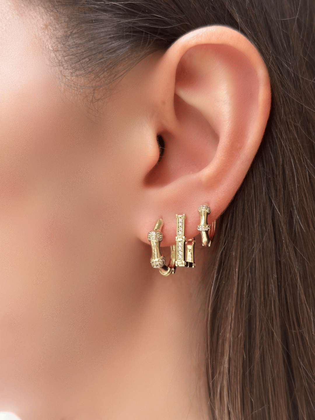 Özel Seri Gömme Taşlı Kemik Model Bombeli U Küpe Gold