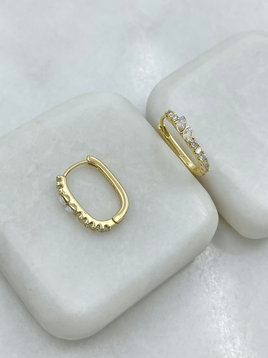 Özel Seri Gömme ve Swarovski Taşlı U Küpe Gold