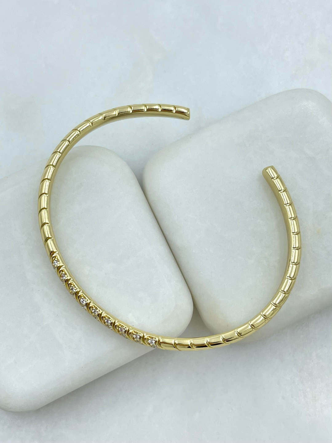 Özel Seri Şeritli Gömme Taşlı Kelepçe Bileklik Gold