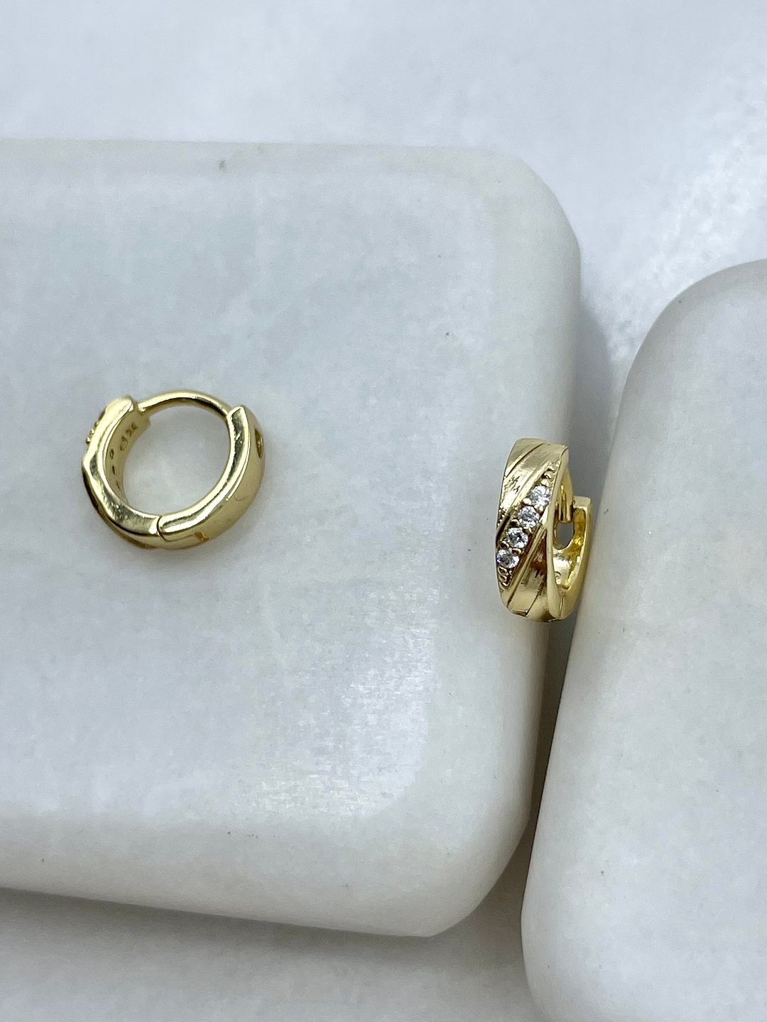 Özel Seri Gömme Taşlı Minik Halka Küpe 1 cm Gold