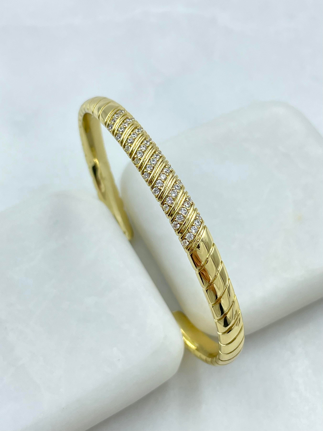 Özel Seri Şeritli Gömme Taşlı Kelepçe Bileklik Gold