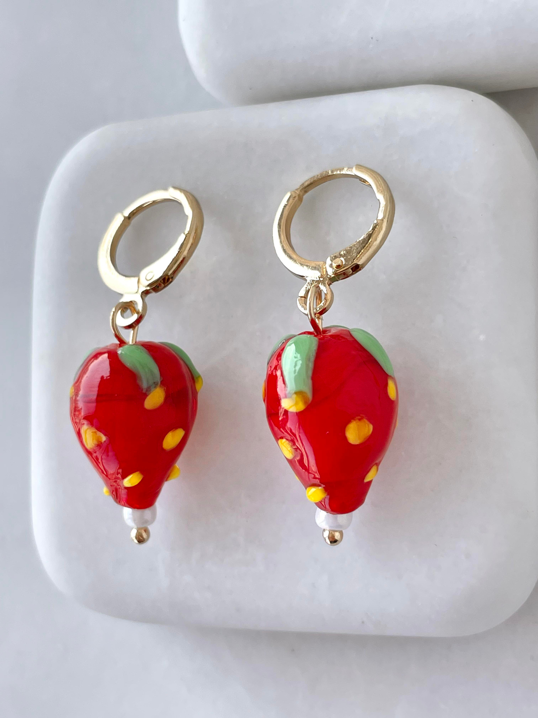 Altın Kaplama Murano Cam Çilek Sallantılı Küpe Gold