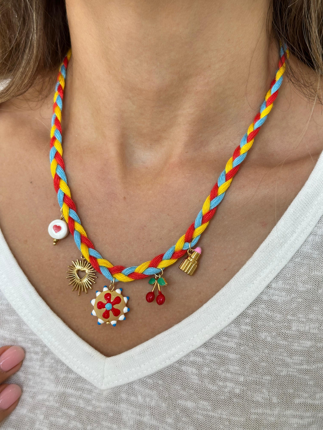 Çelik Çiçek ve Kiraz Sallantılı Turuncu Örgü İp Kolye Gold