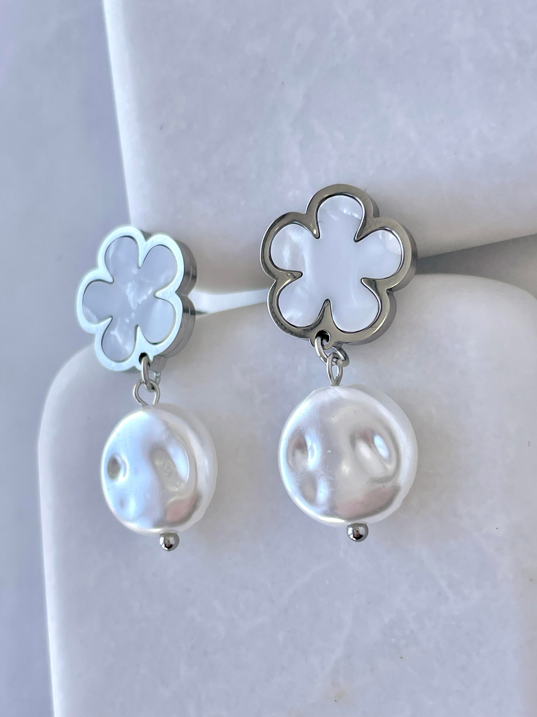 Çelik İnci Sallantılı Sedefli Çiçek Küpe Gümüş