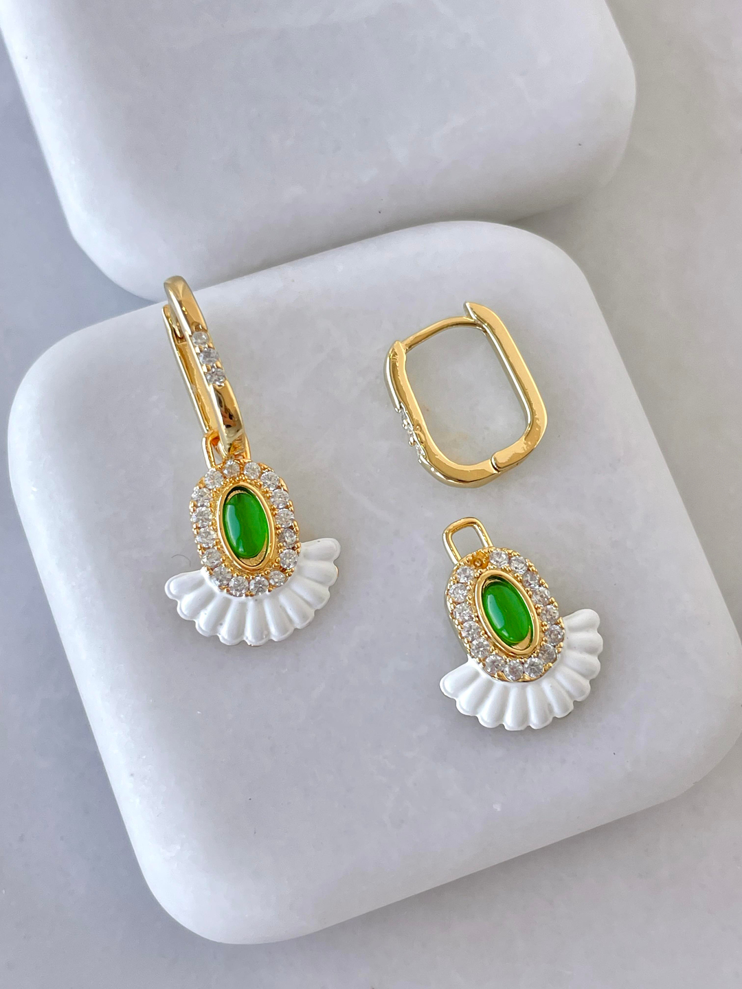 Altın Kaplama Gömme ve Yeşil Taşlı Tasarım Küpe Gold