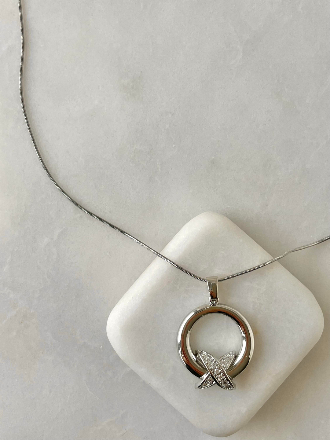 Çelik Gömme Taşlı X Model Halka Kolye Gümüş