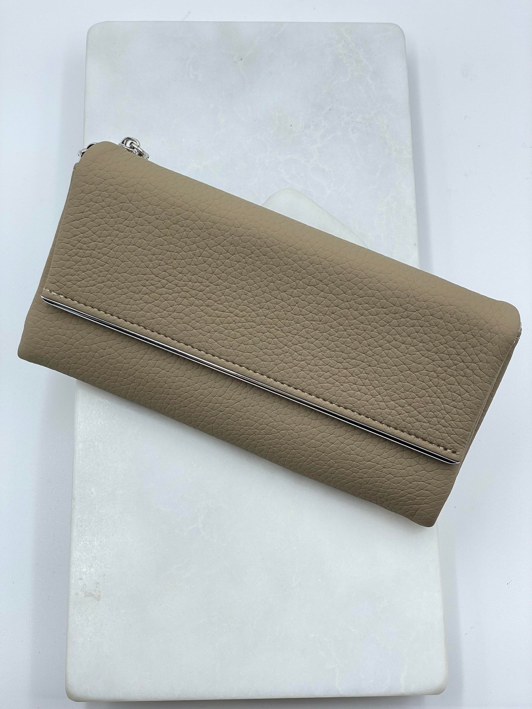 Metal Detaylı Cüzdan Vizon