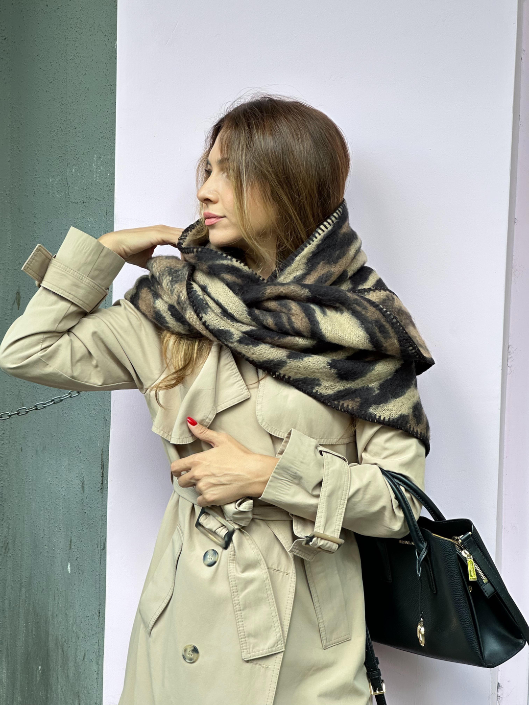 Leopar Desenli Sim Detaylı Üçgen Triko Şal Kahve