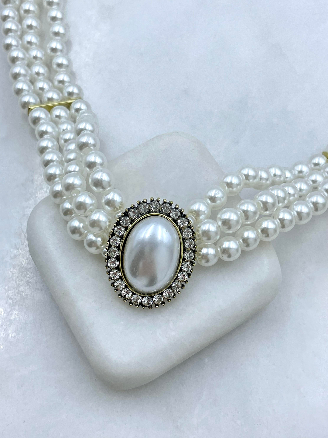 Kristal Taşlı Üç Sıra İnci Choker Kolye Beyaz