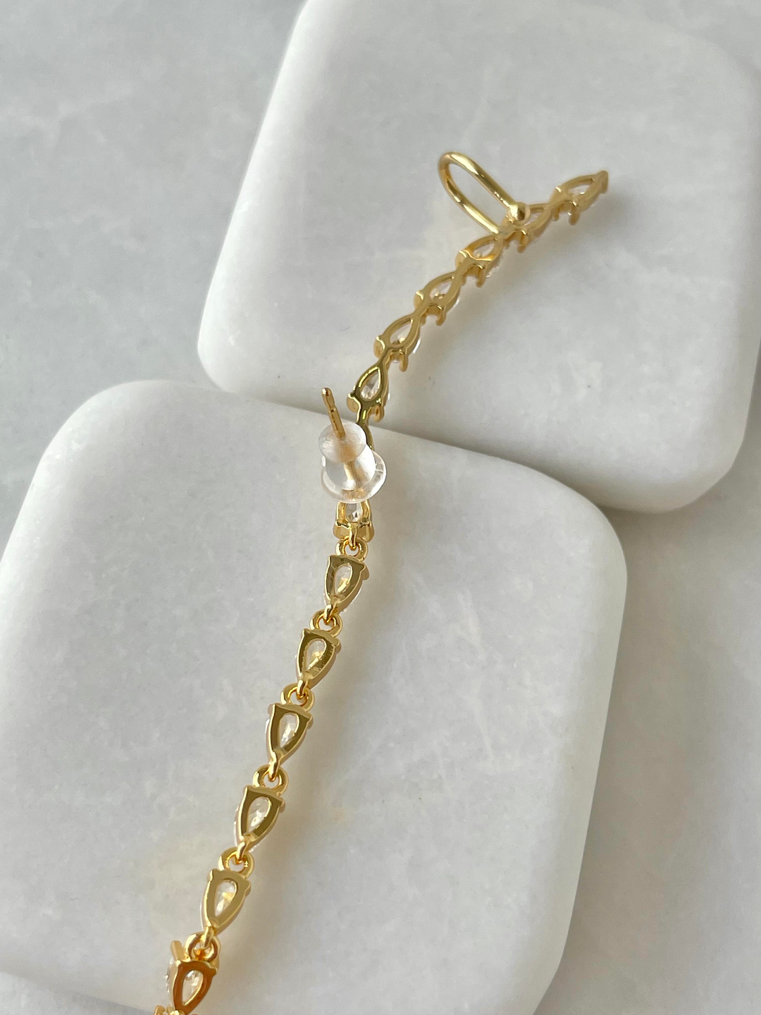 Özel Seri Damla Kristal Sallantılı Kıkırdak Küpe Gold