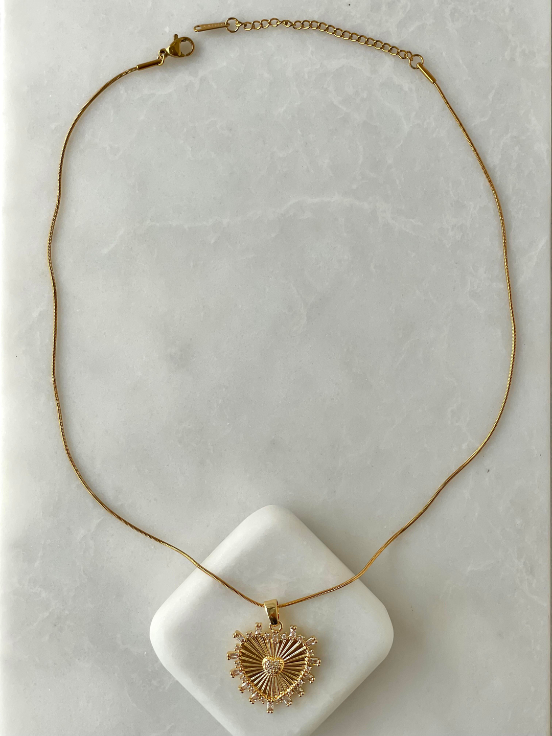 Çelik Kristal Taşlı Lazer Kesim Kalp Kolye Gold