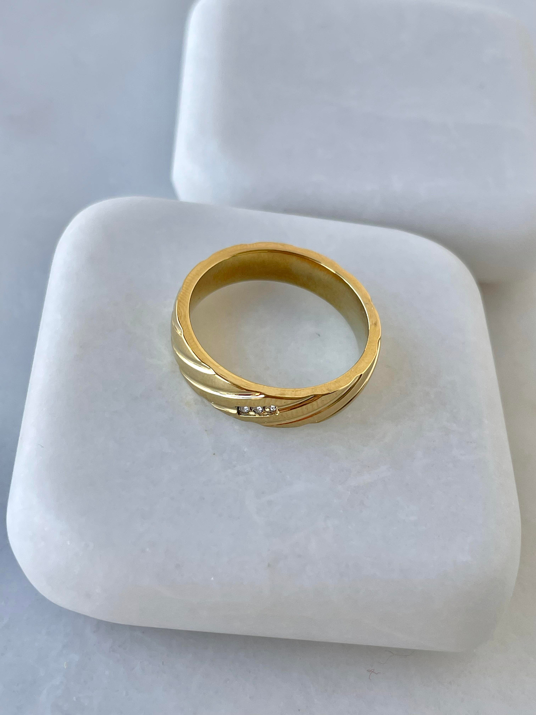 Çelik Şerit Desenli Taşlı Yüzük Gold