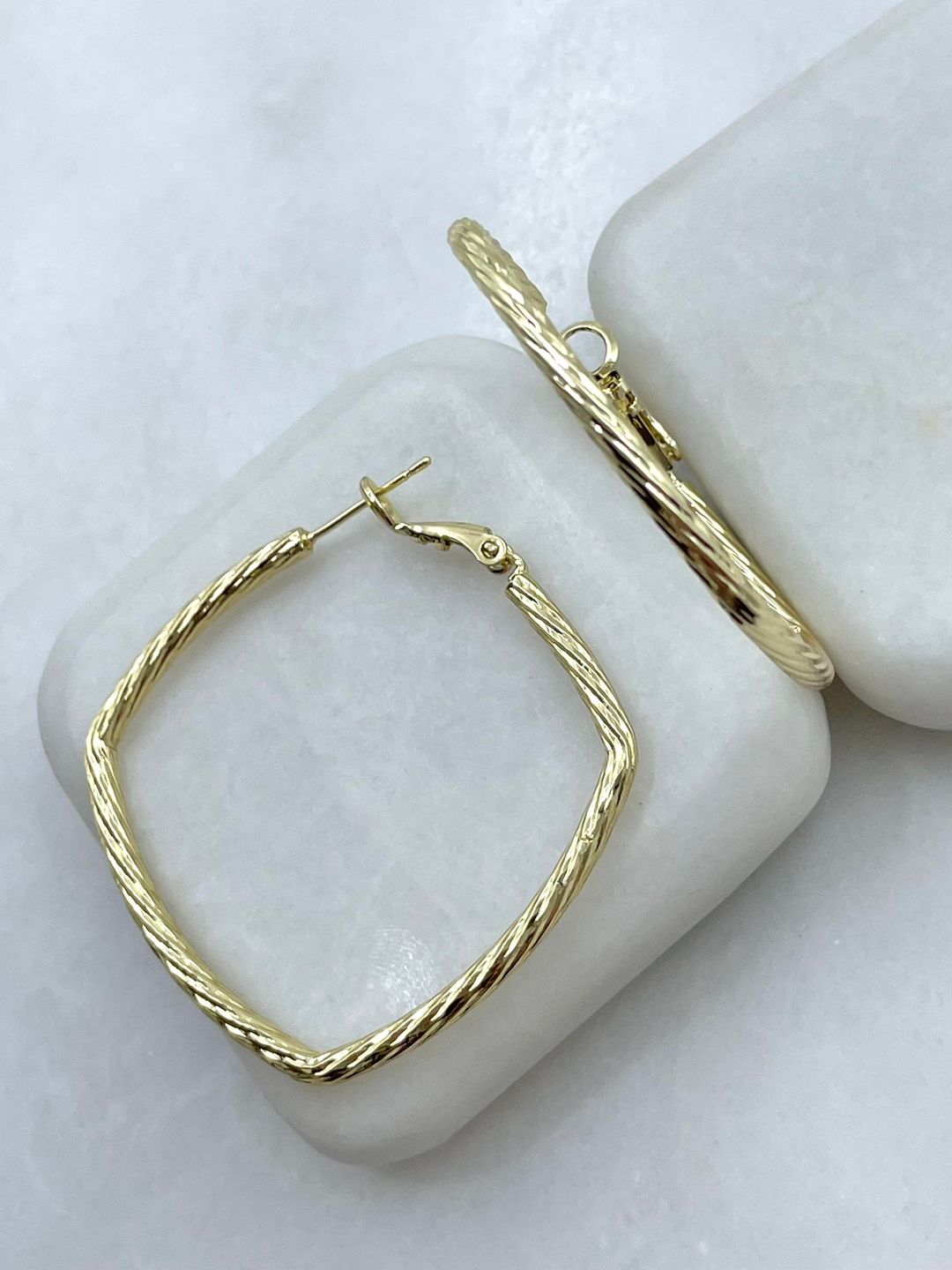 Altın Kaplama Burgu Model Kare Küpe Gold