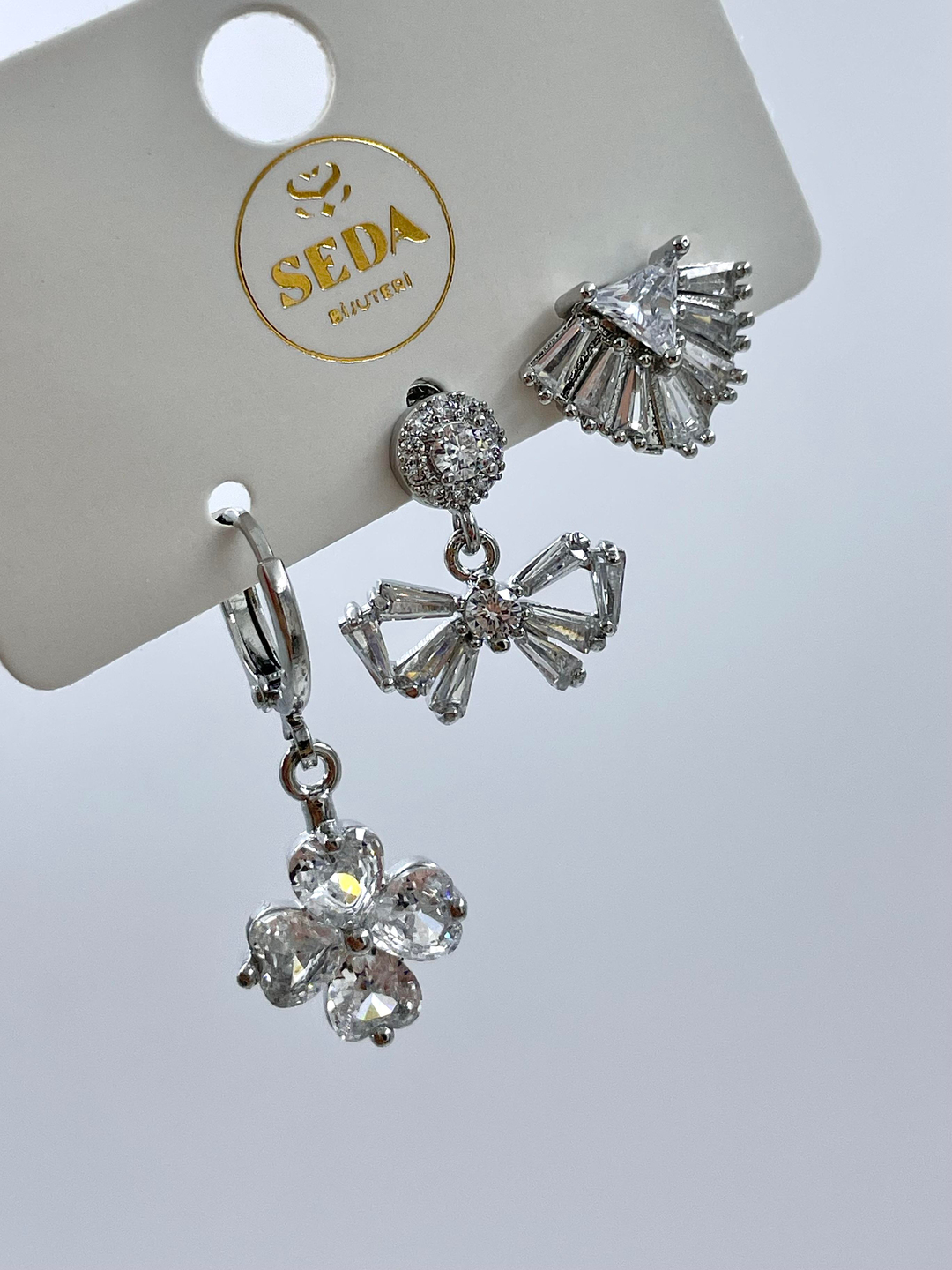 Altın Kaplama Üçlü Kristal Taşlı Çiçek ve Kurdele Set Küpe Gümüş