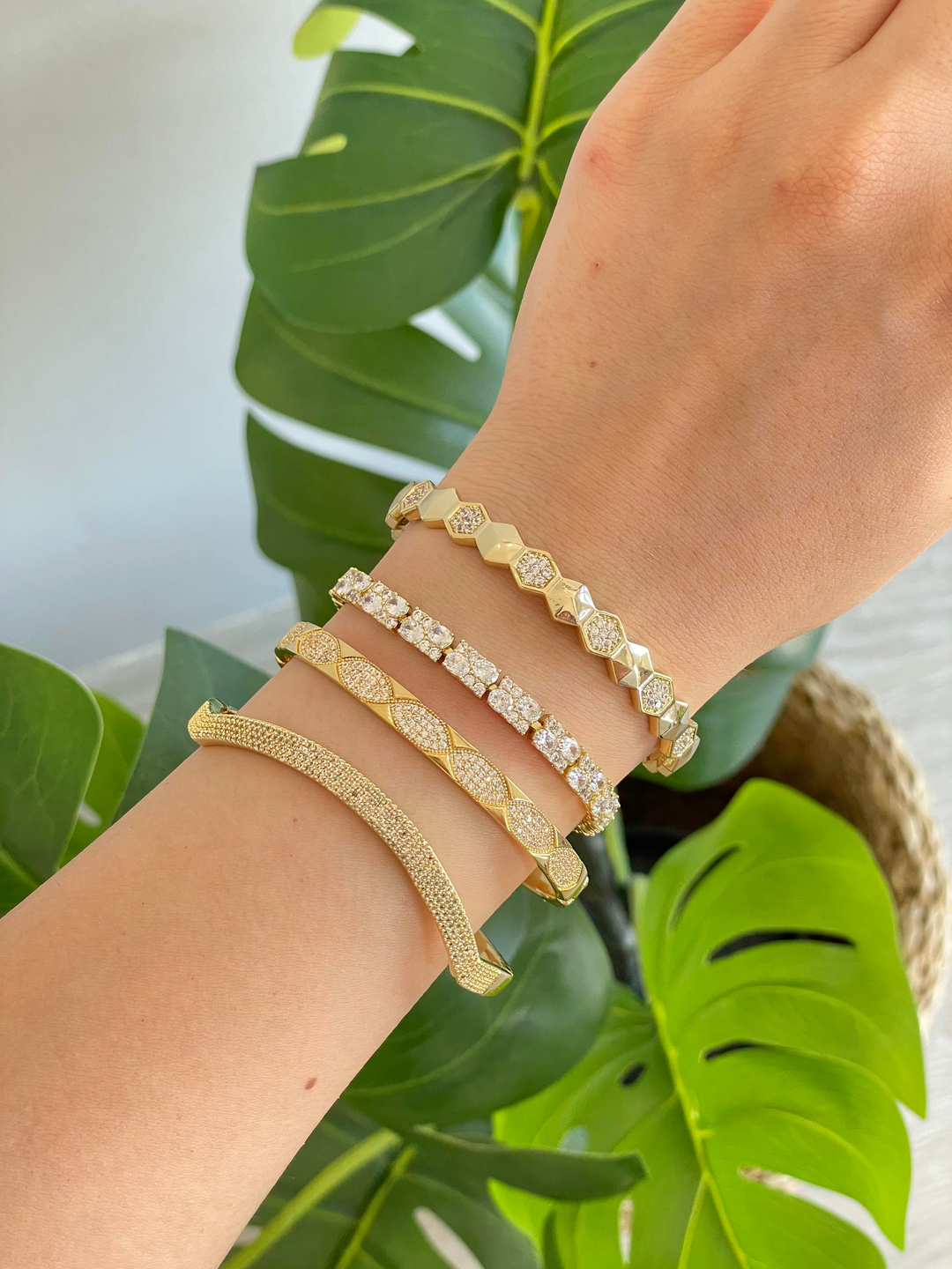 Özel Seri Oval Kesim Zirkon Taşlı Kelepçe Gold