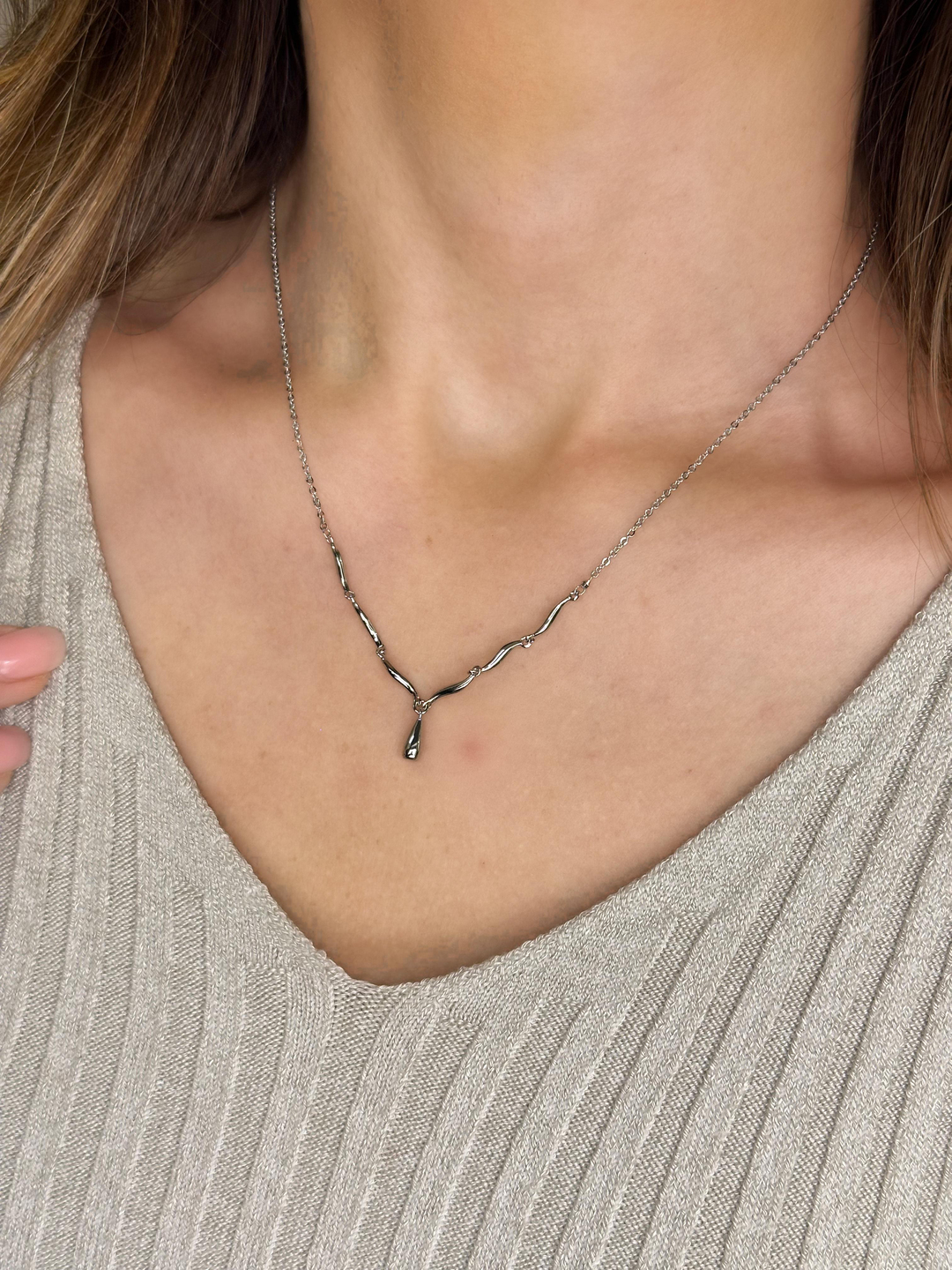 Altın Kaplama Su Damlası Sallantılı Minimal Kolye Gümüş