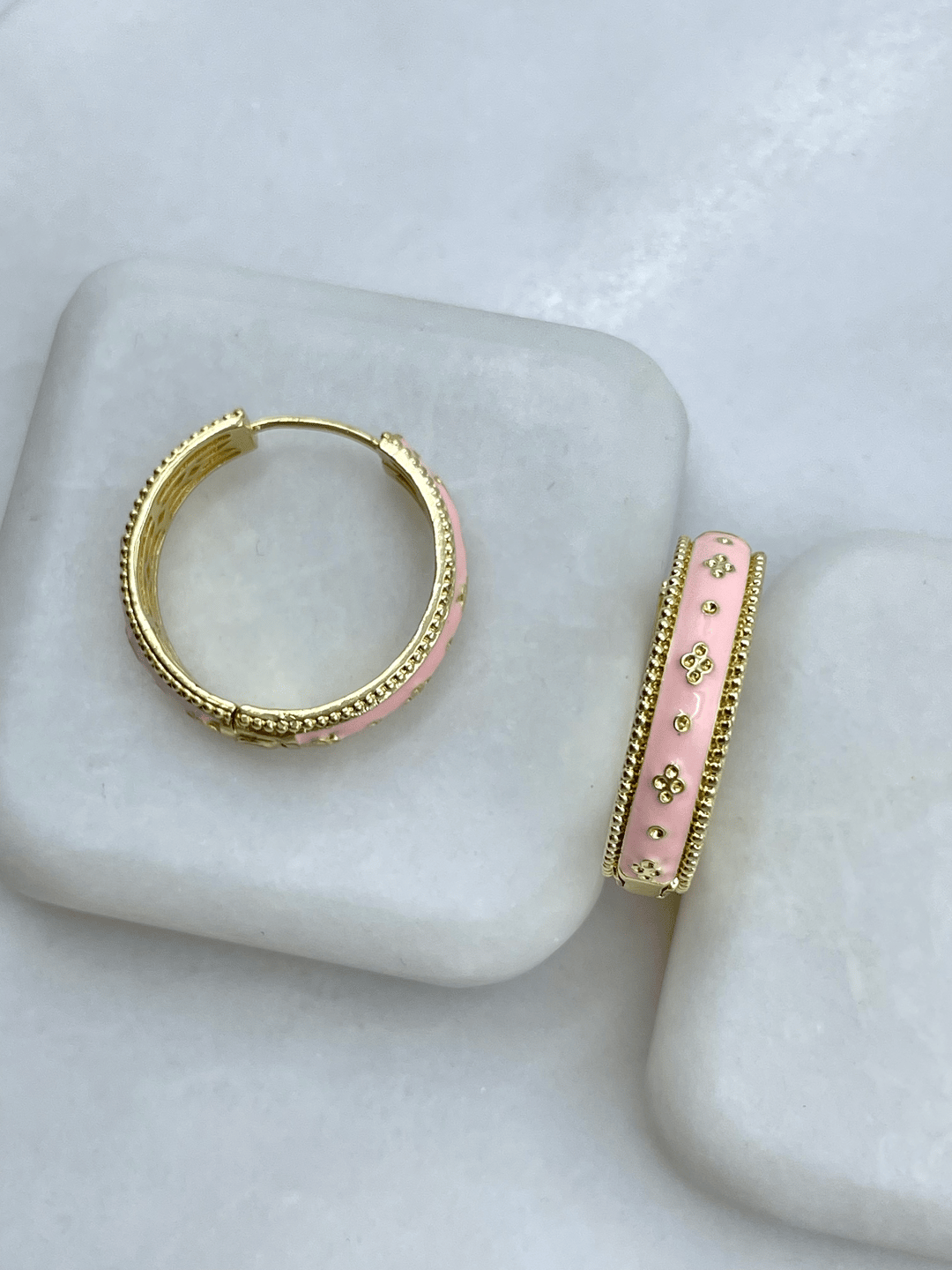 Altın Kaplama Mineli Çiçek Detaylı Halka Küpe Pembe