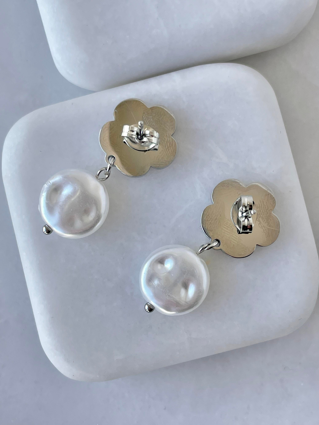 Çelik İnci Sallantılı Sedefli Çiçek Küpe Gümüş