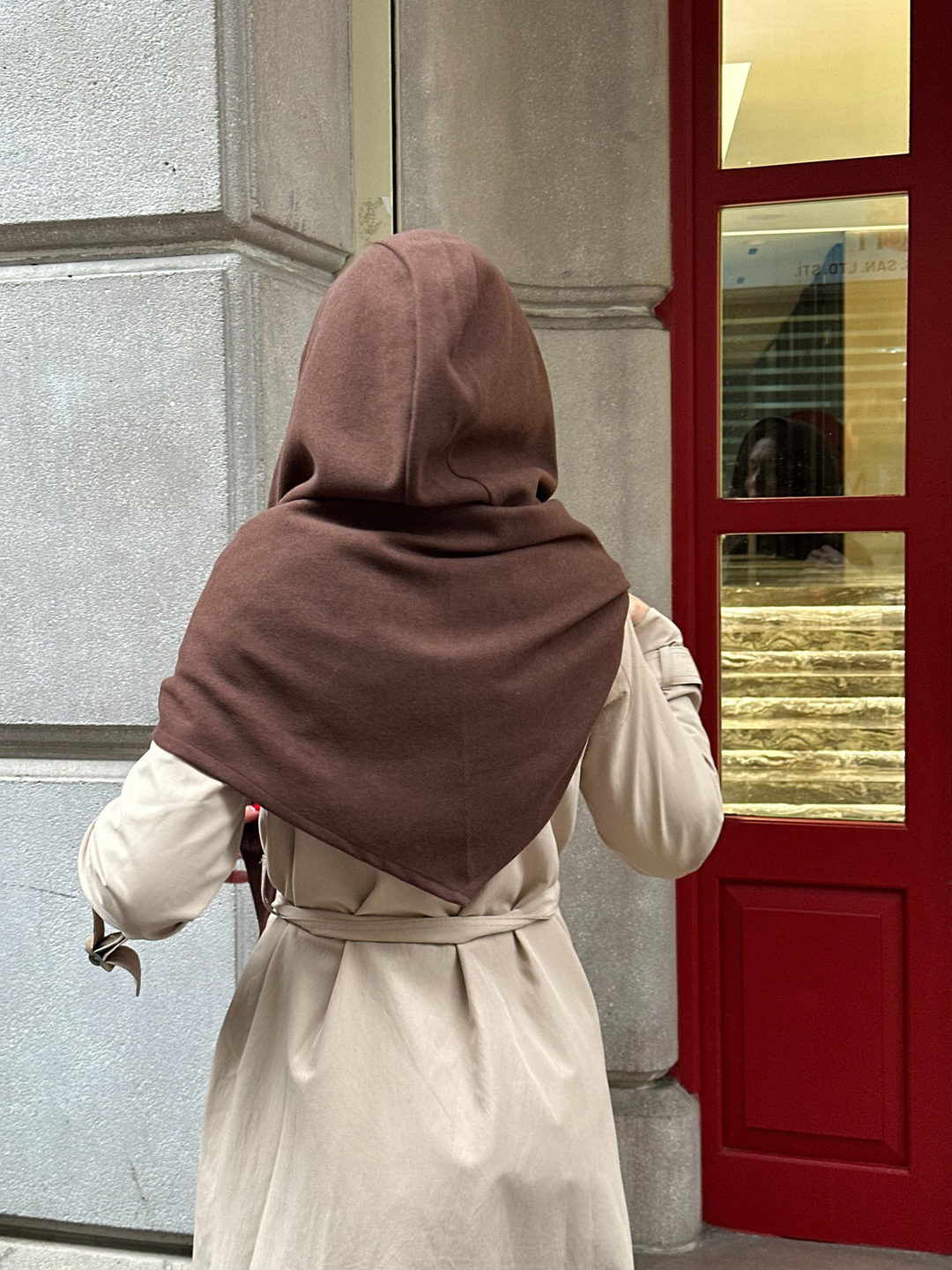 Üçgen Kapüşonlu Omuz Şalı Kahve