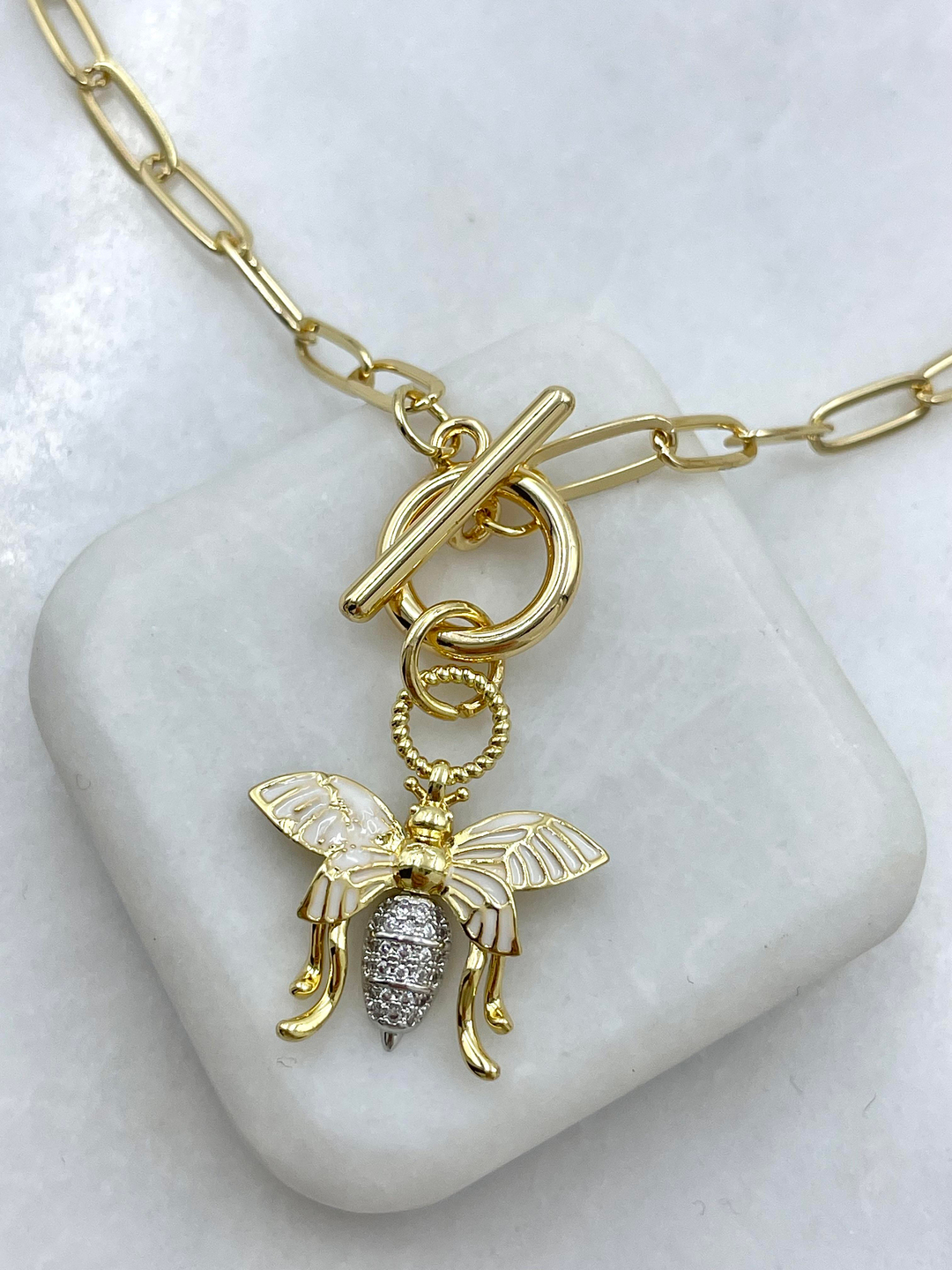 Altın Kaplama Gömme Taşlı Arı Model Önden Kilit Kolye Gold