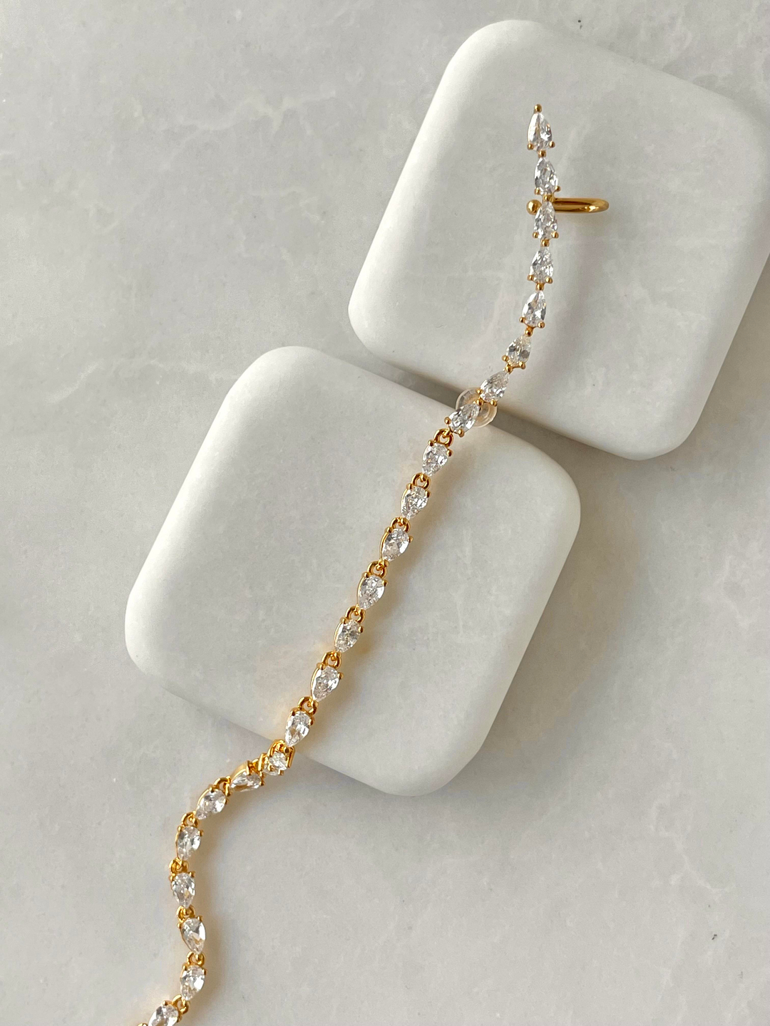 Özel Seri Damla Kristal Sallantılı Kıkırdak Küpe Gold