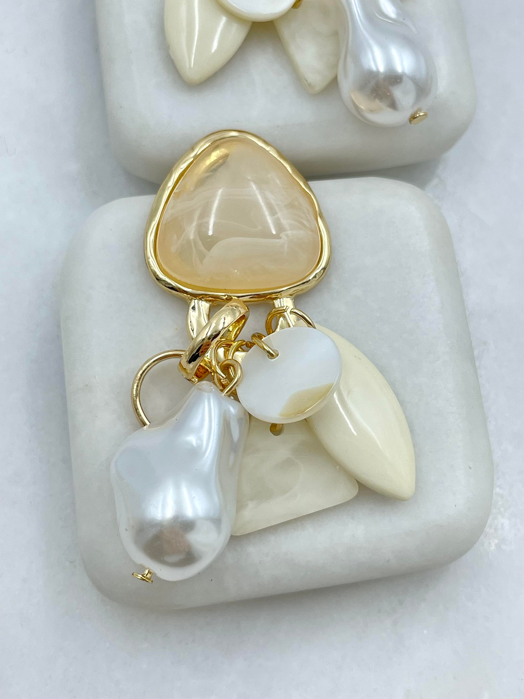 Altın Kaplama İnci Sallantılı Opal Taşlı Vintage Küpe Bej