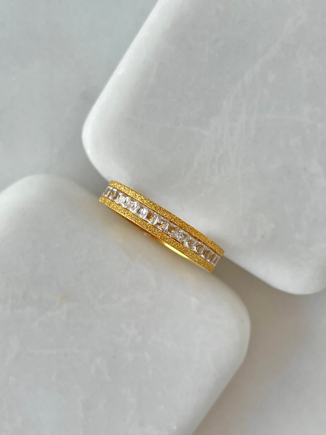 Çelik Simli Gömme Taşlı Yüzük Gold