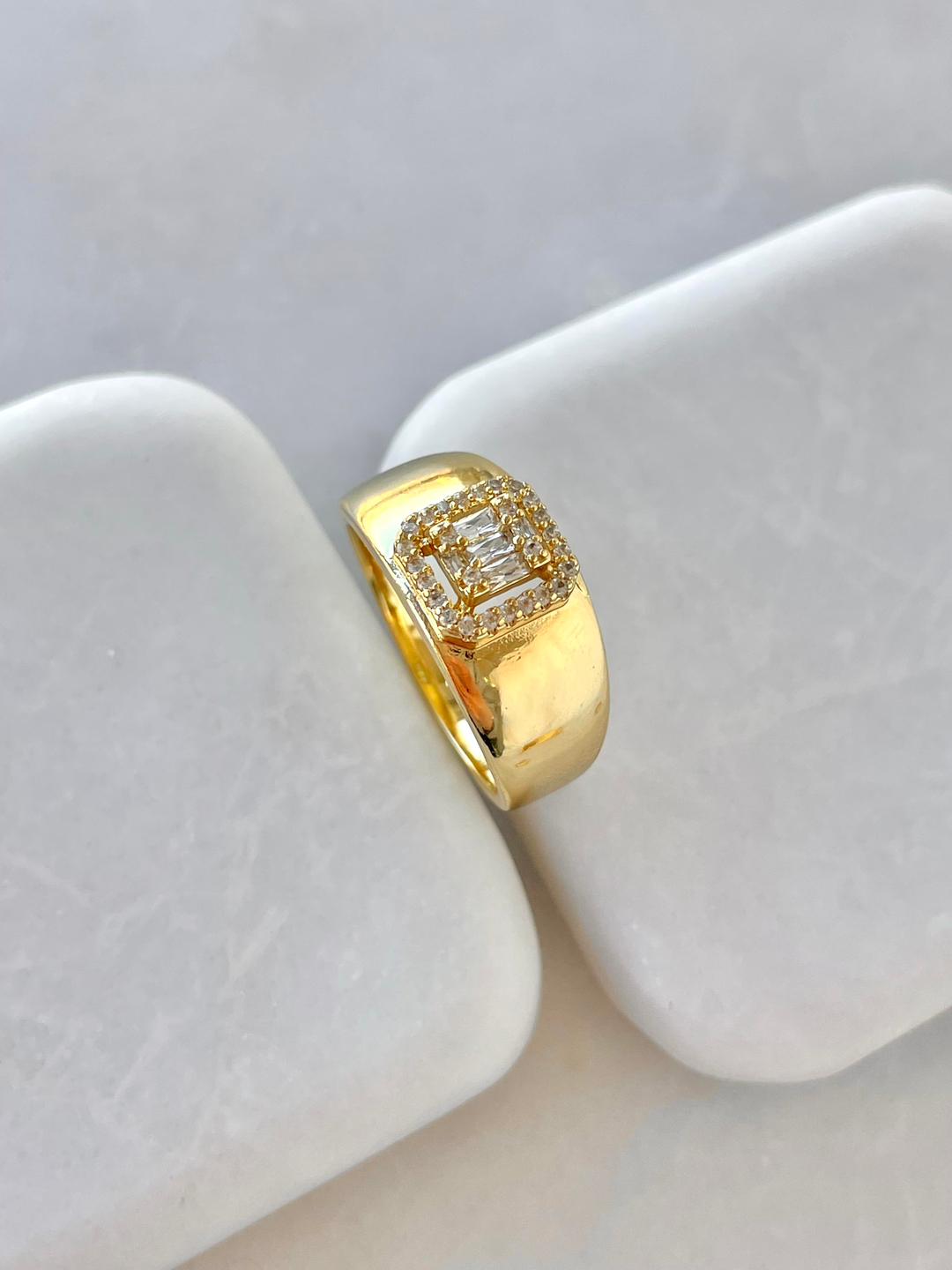 Özel Seri Kare Baget Taşlı Yüzük Gold