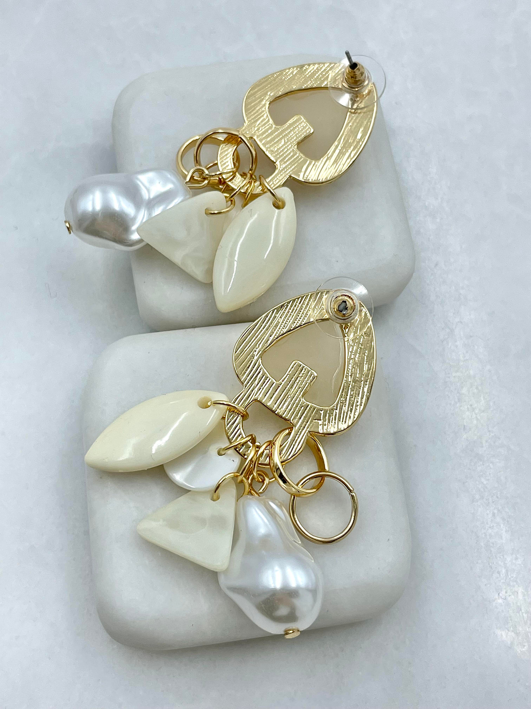 Altın Kaplama İnci Sallantılı Opal Taşlı Vintage Küpe Bej