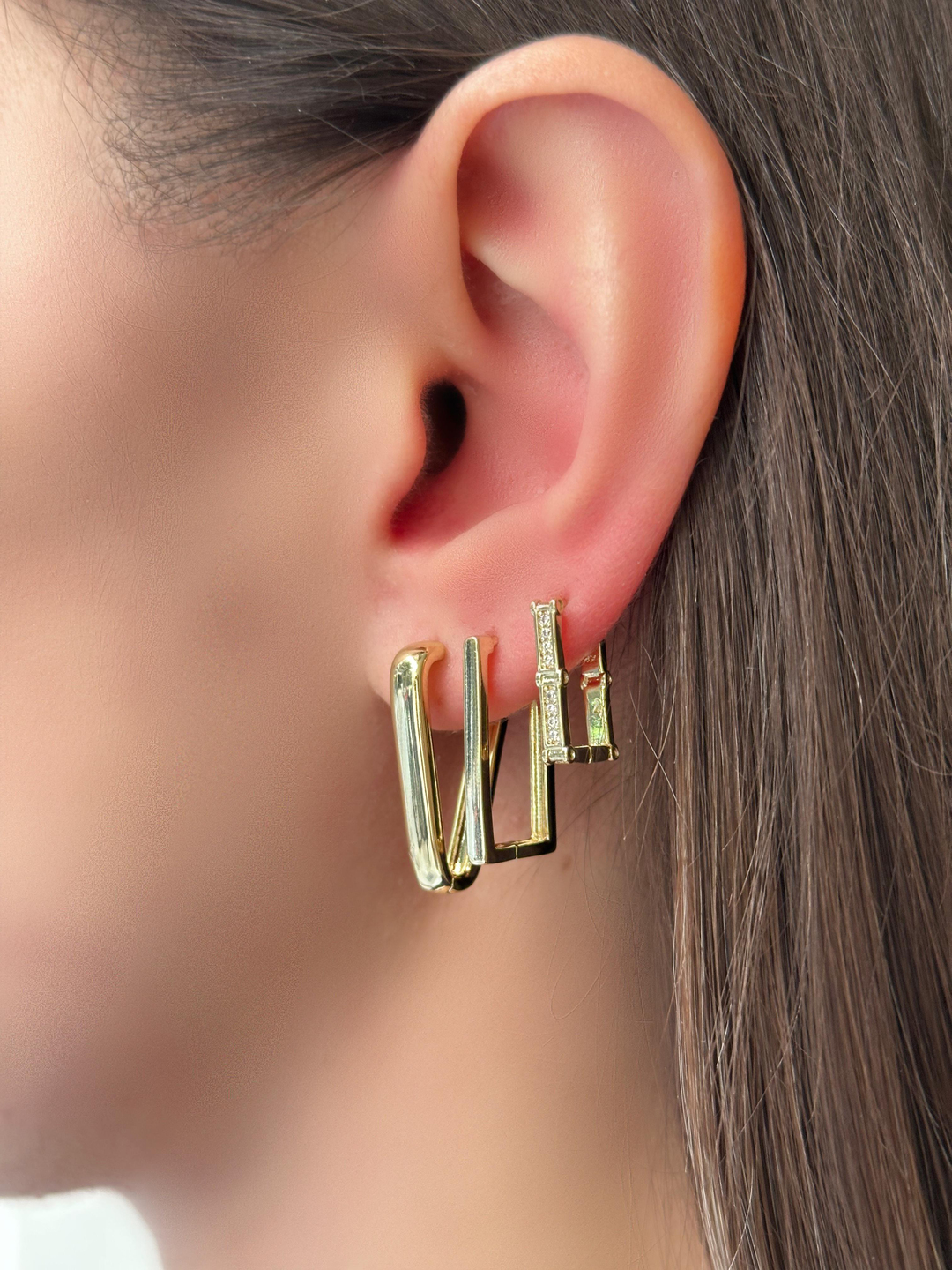 Özel Seri Gömme Taşlı Tasarım U Küpe Gold