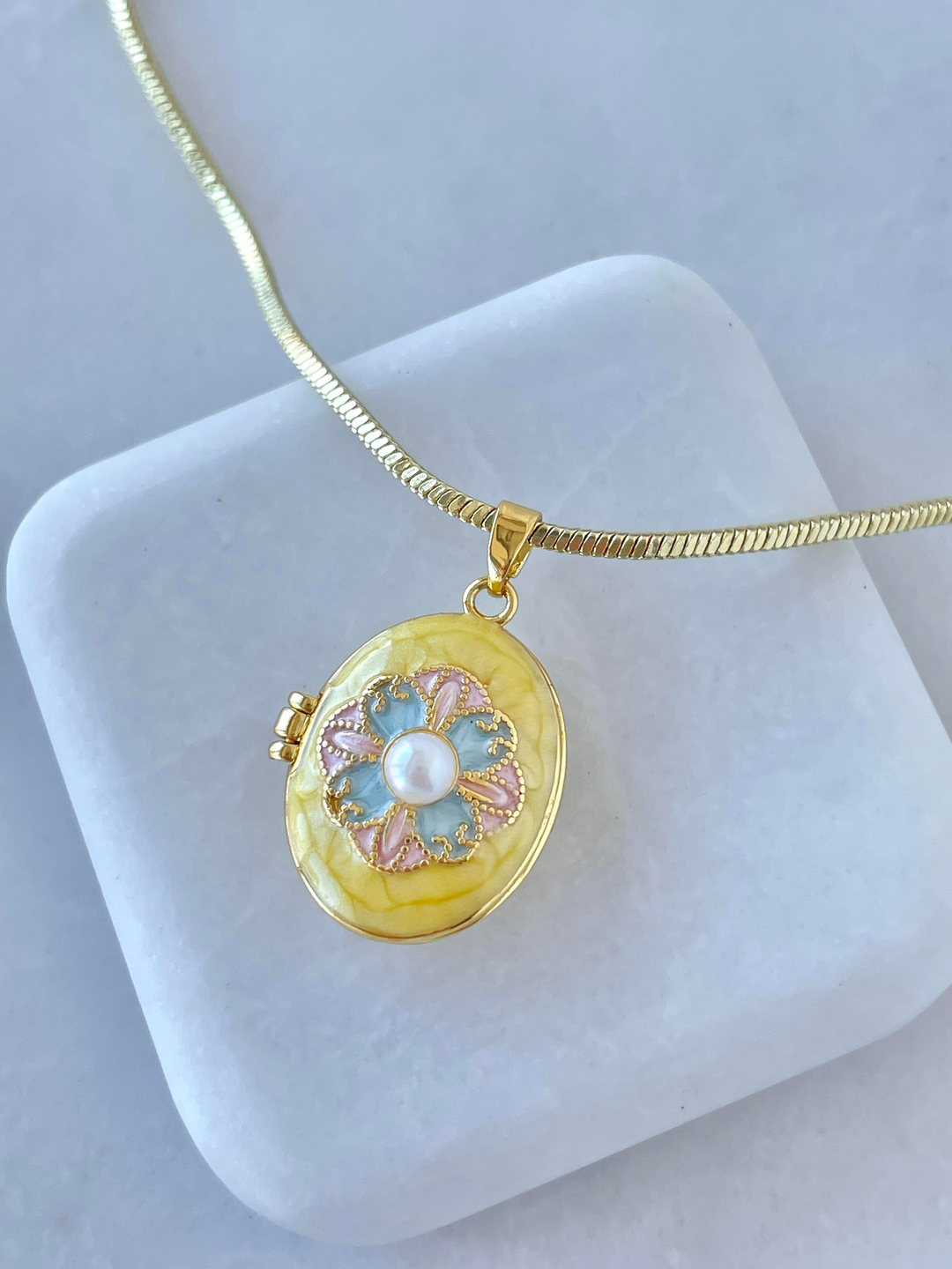 Altın Kaplama İncili Çiçek Model Kapaklı Kolye Sarı