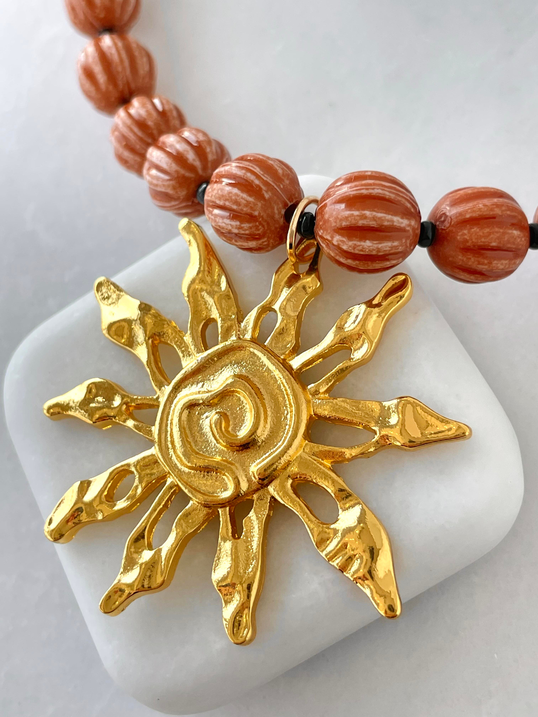 Güneş Madalyon Sallantılı Kolye Kahverengi Gold