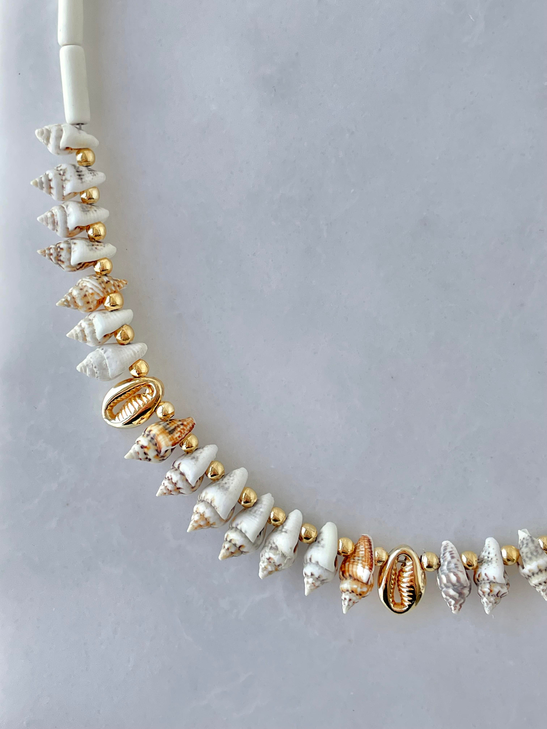 Deniz Kabuğu ve Boru Boncuk Kolye Gold
