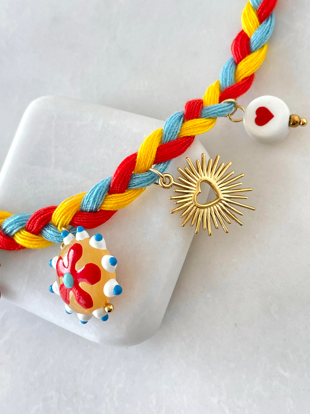 Çelik Çiçek ve Kiraz Sallantılı Turuncu Örgü İp Kolye Gold