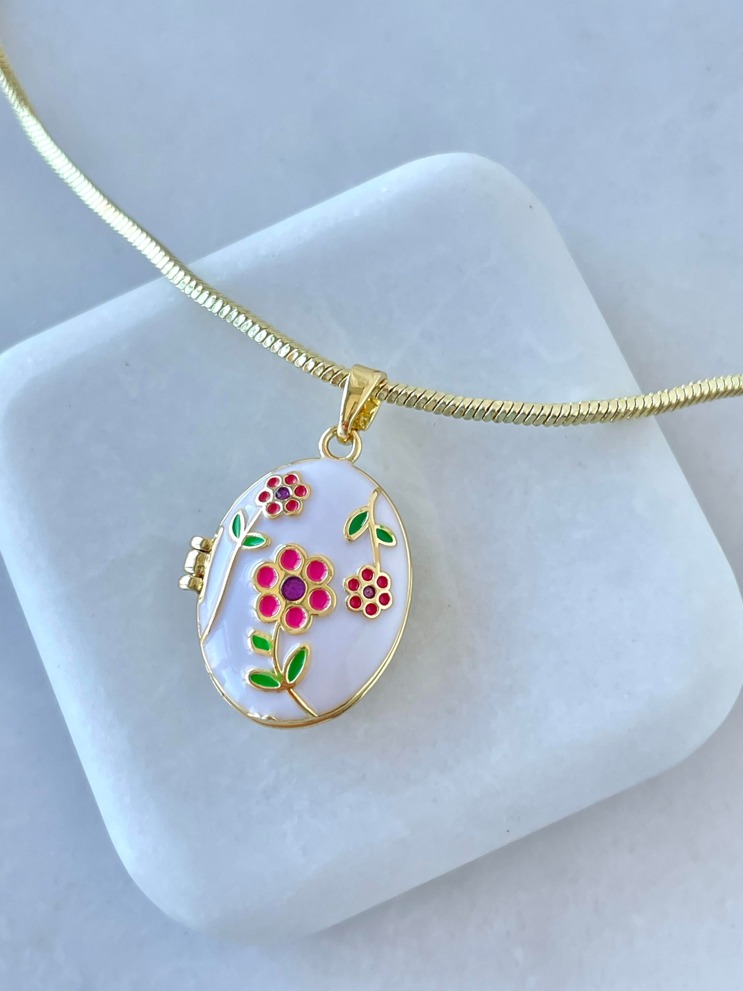 Altın Kaplama Mineli Kapaklı Üçlü Çiçek Model Kolye Beyaz