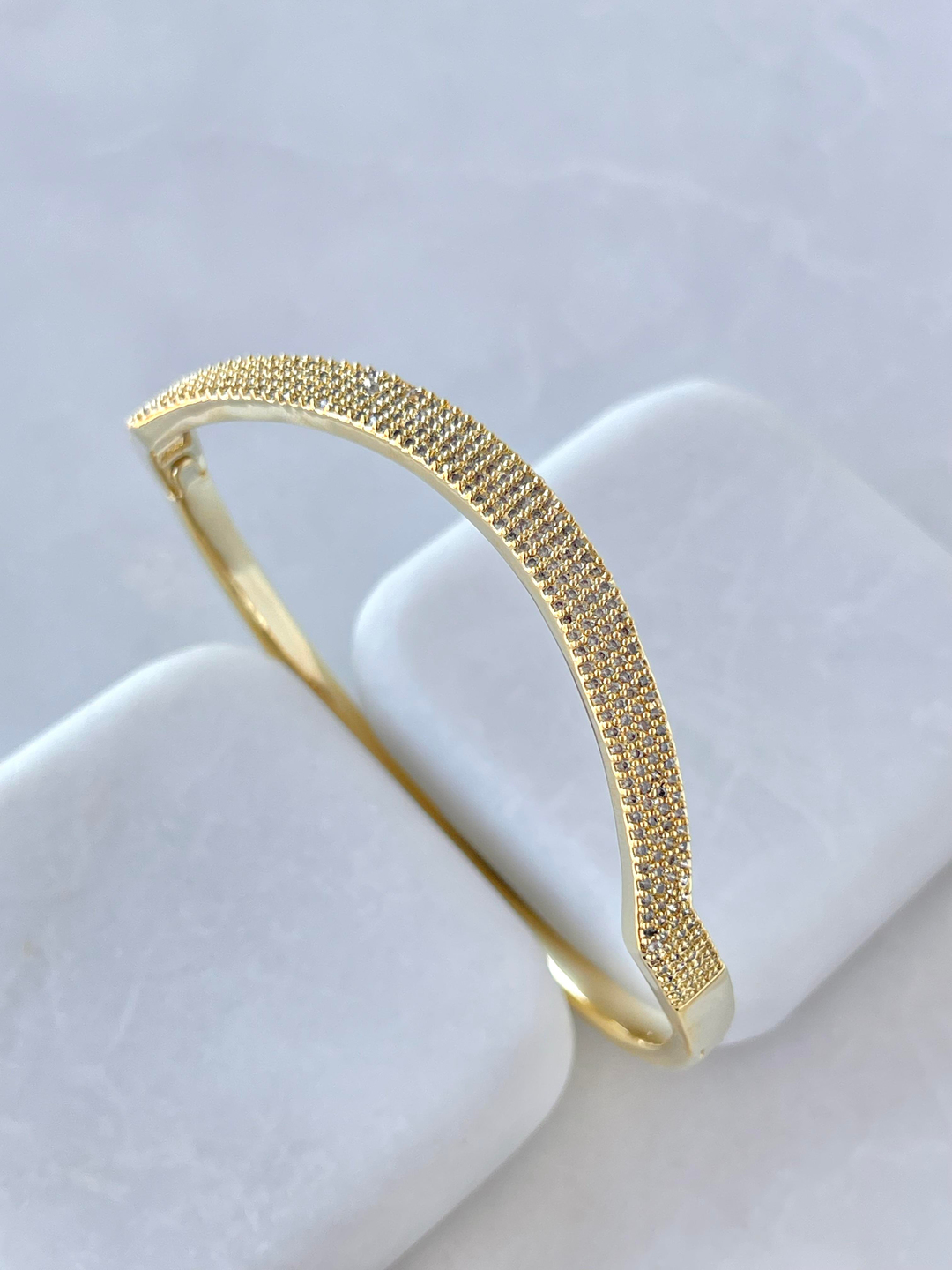 Özel Seri Oval Kesim Zirkon Taşlı Kelepçe Gold