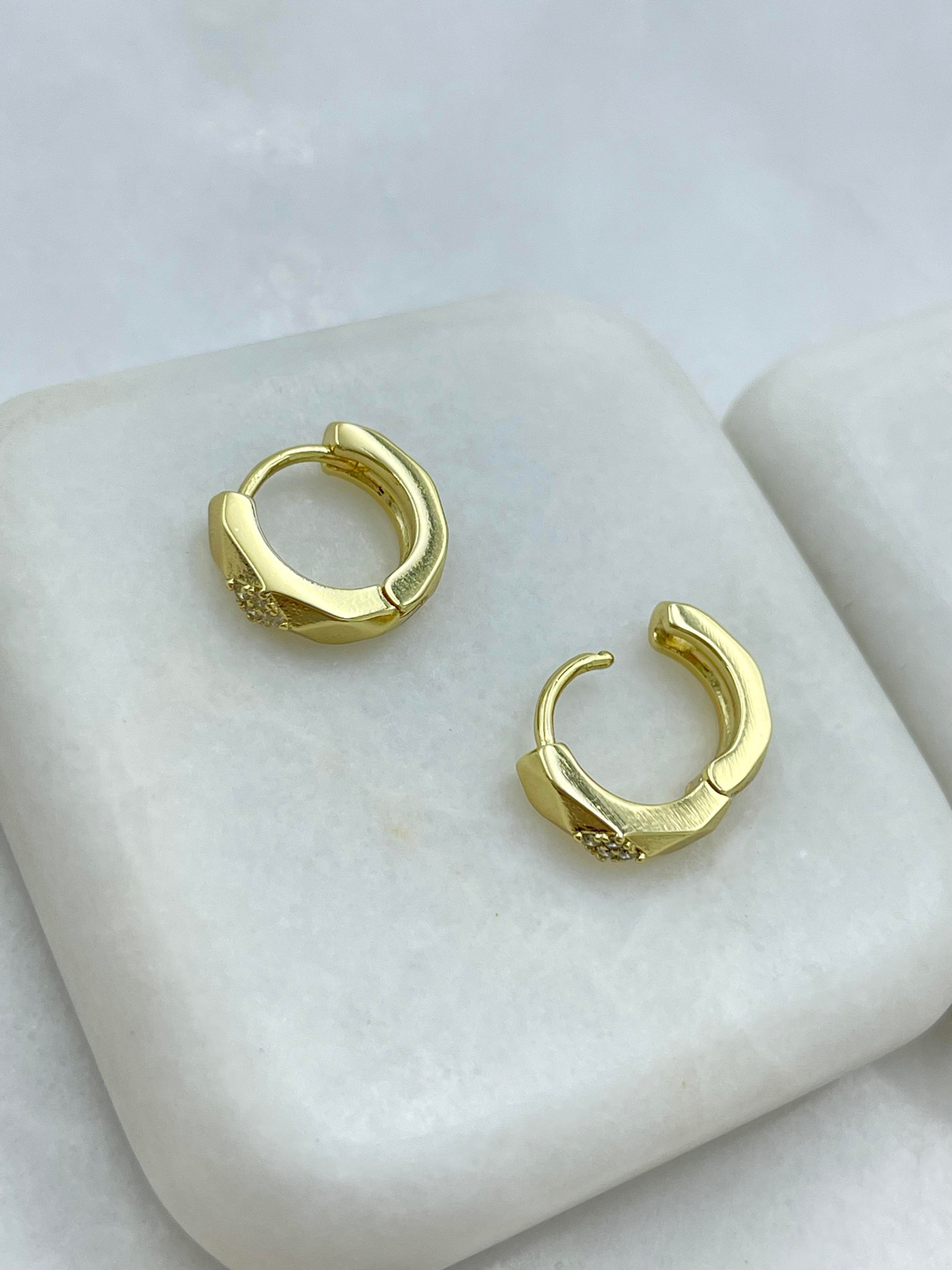 Özel Seri Üçgen Gömme Taşlı ve Yansımalı Halka Küpe Gold