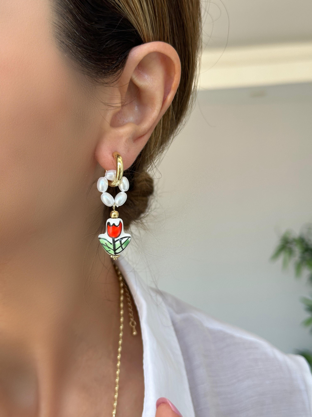 Altın Kaplama Kırmızı Porselen Lale Charmlı Halka Küpe Gold