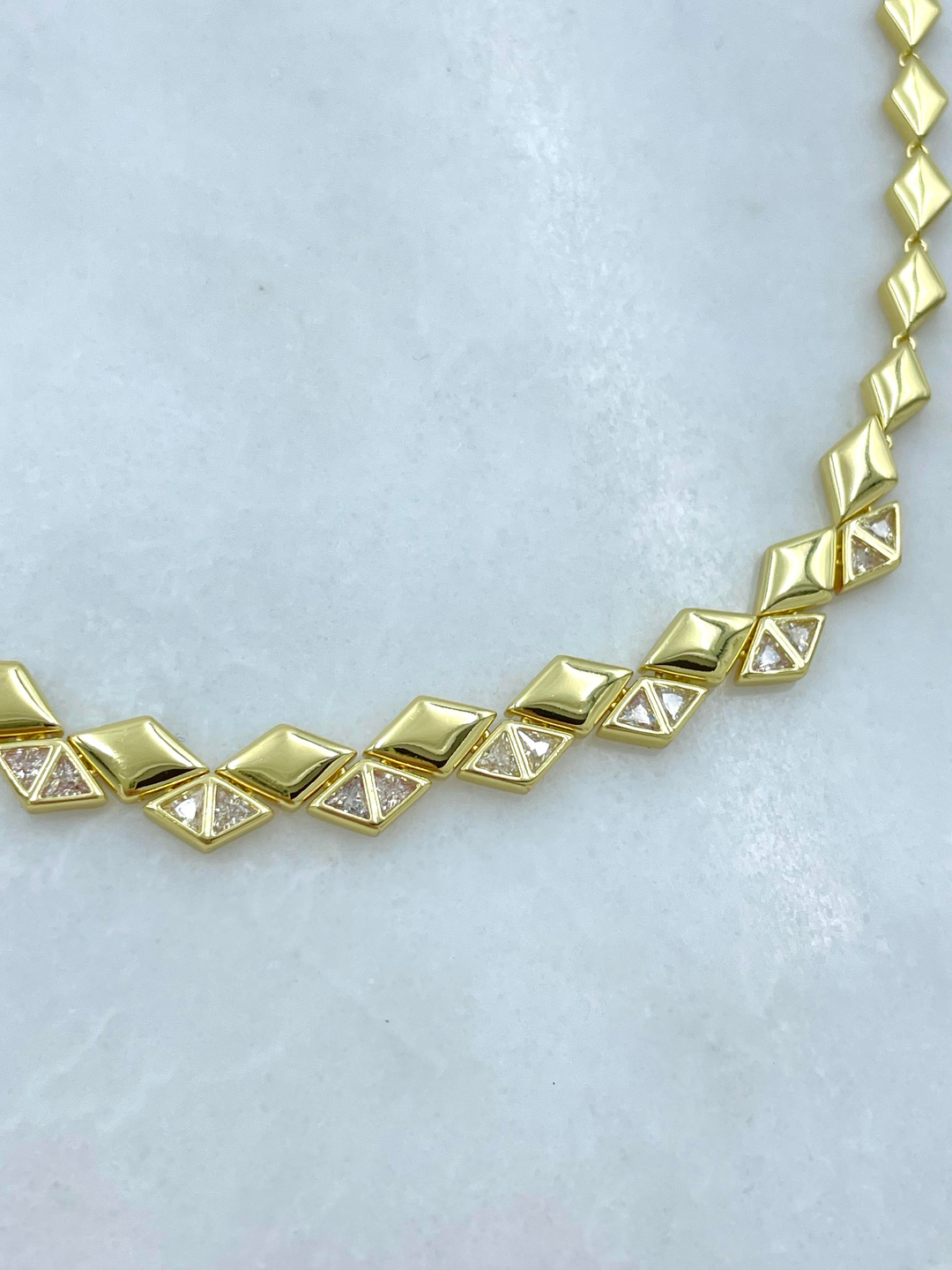 Altın Kaplama Kristal Taşlı Üçgen Tasarım Kolye 45 cm Gold