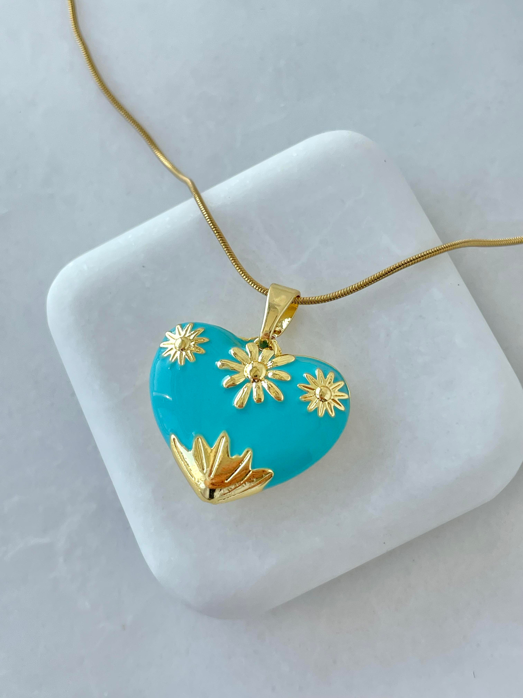 Çelik Mineli İşlemeli Kalp Kolye Gold